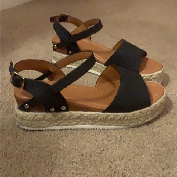 Black sandals size 8 barely worn, 2-3 times - Picture 2 of 2